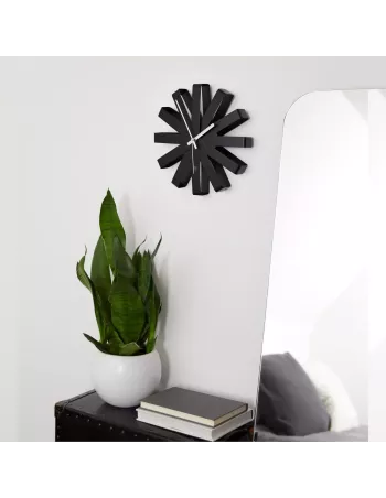 Horloge murale design Ribbon noire de la marque Umbra 2